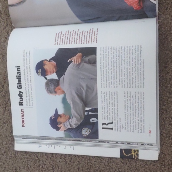 PRE OWNED LIFE THE YEAR IN PICTURES HAS WEAR COFFEE TABLE BOOK COLLECTOR ITEM - Picture 10 of 12